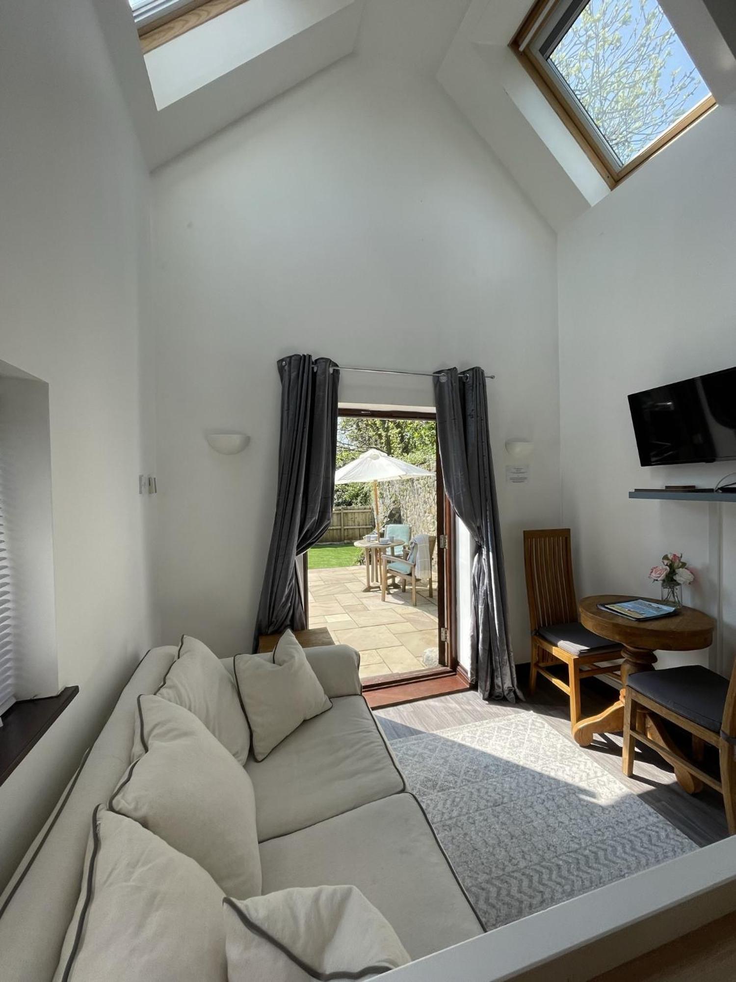 The Stables - Detached Cottage With Private Garden & Hot Tub Сент-Остел Номер фото